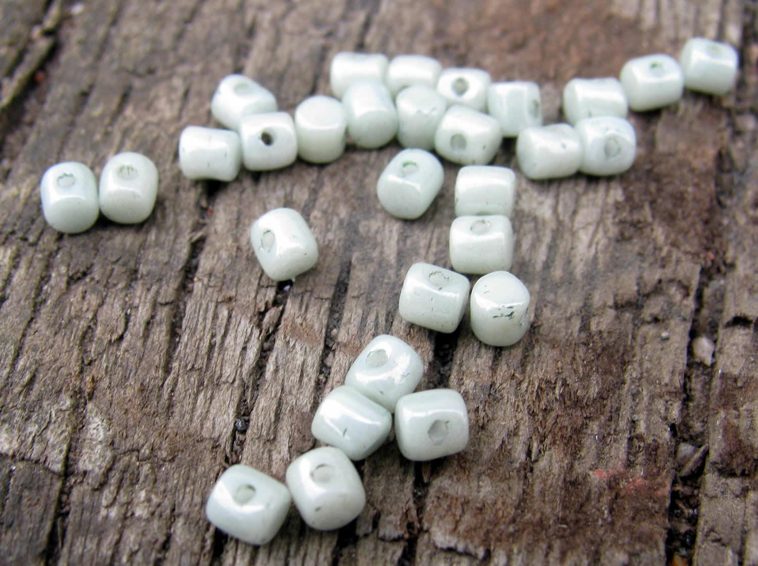 Minos® par Puca® - Opaque Light Green Ceramic Look, 5 gram Les perles par Puca® - Paris
