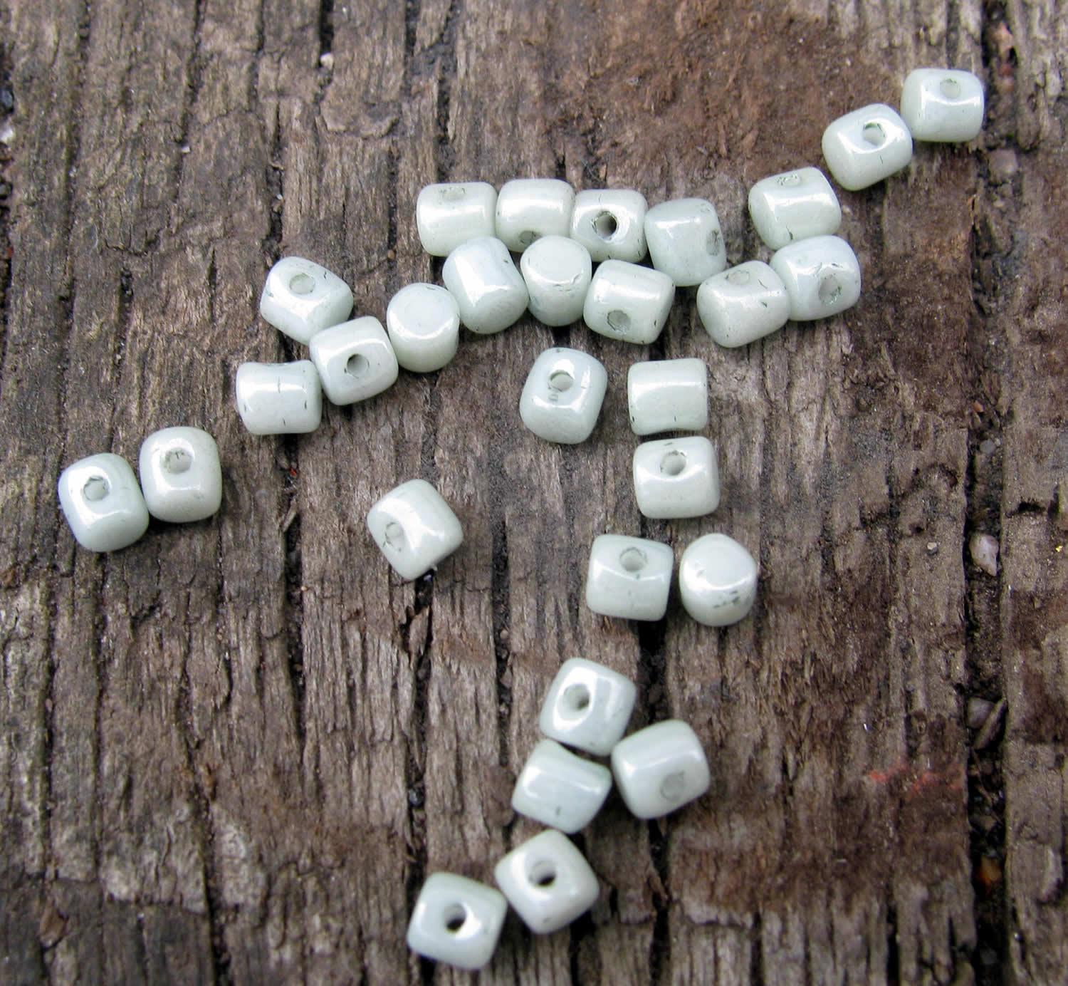 Minos® par Puca® - Opaque Light Green Ceramic Look, 5 gram Les perles par Puca® - Paris