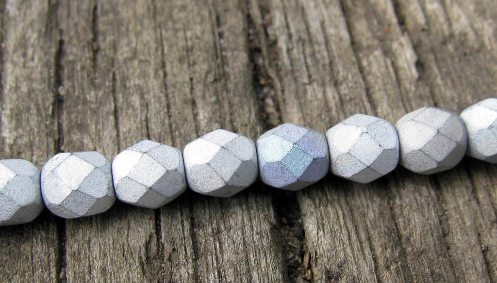 Tjeckiska Firepolish - Glittery Matte Silver 6mm, 1 sträng Hilmas Pyssel