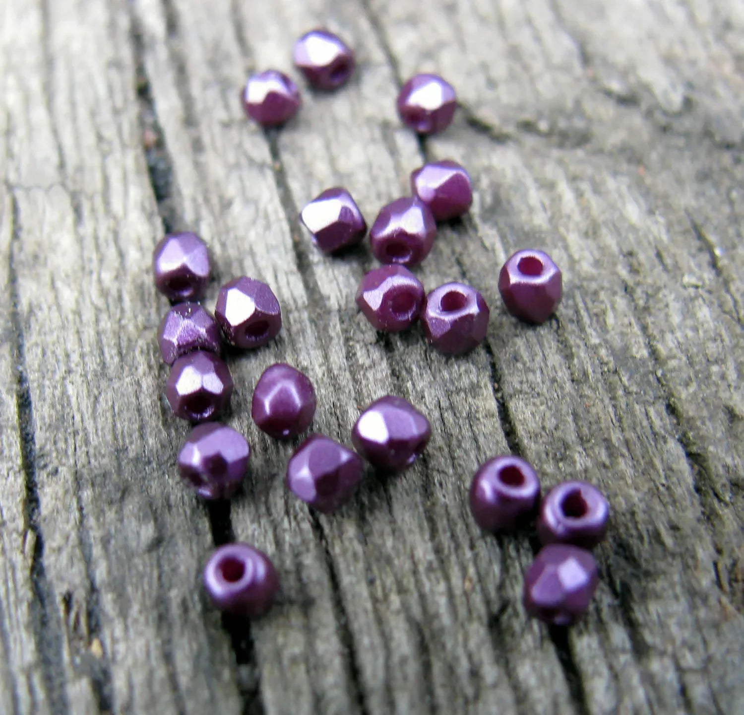 Tjeckiska Firepolish - Pastel Bordeaux, True 2 mm, 2 gram Hilmas Pyssel