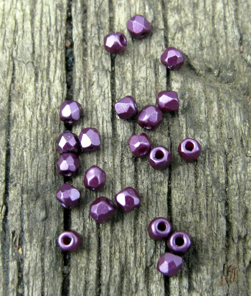 Tjeckiska Firepolish - Pastel Bordeaux, True 2 mm, 2 gram Hilmas Pyssel