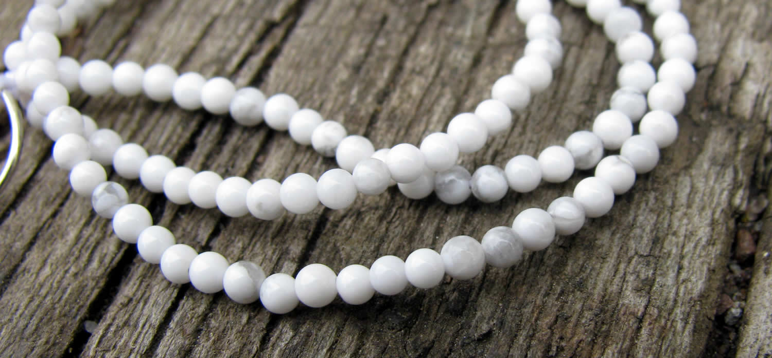 Imiterad Turkos - Rund Vit, 2mm, 1 Sträng Hilmas Pyssel