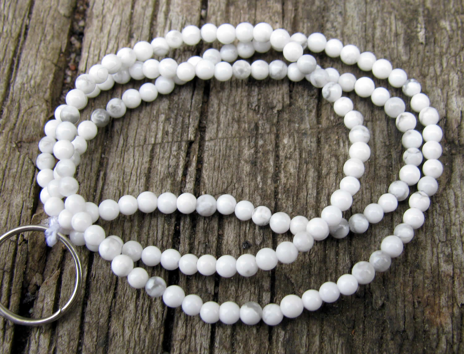 Imiterad Turkos - Rund Vit, 2mm, 1 Sträng Hilmas Pyssel