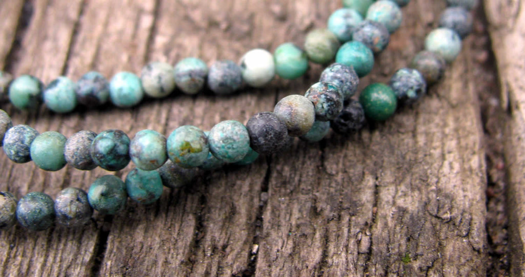 Imiterad Turkos - Rund Grönmelerad, 2mm, 1 sträng Hilmas Pyssel