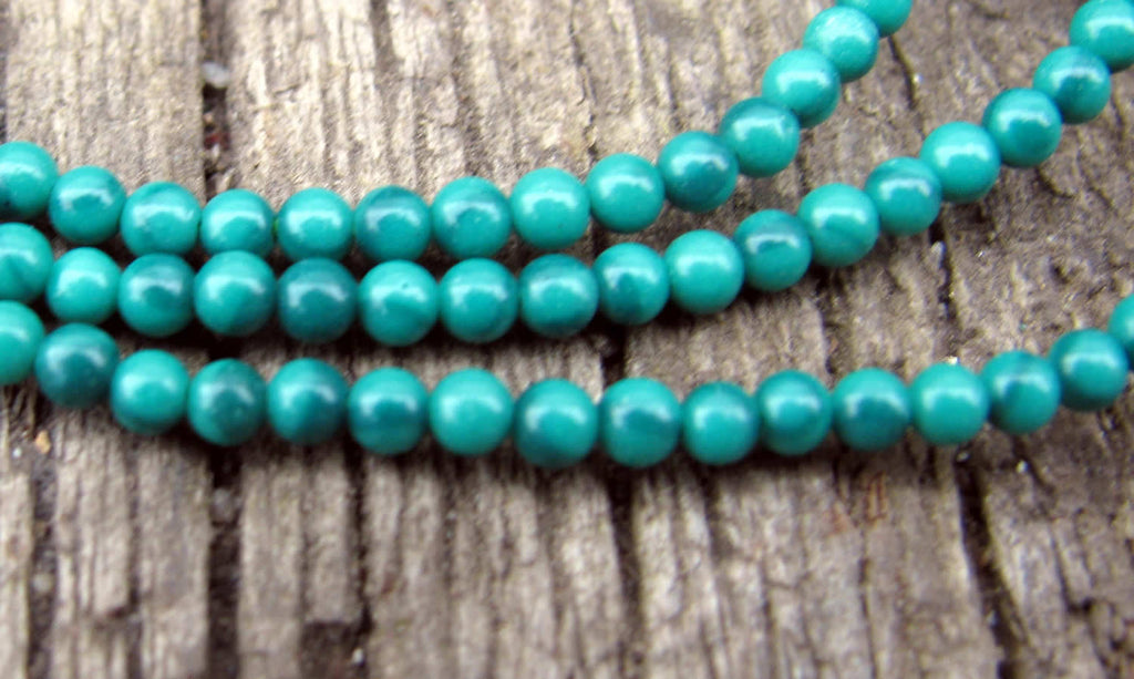 Imiterad Turkos - Rund Mörkgrön, 2mm, 1 sträng Hilmas Pyssel