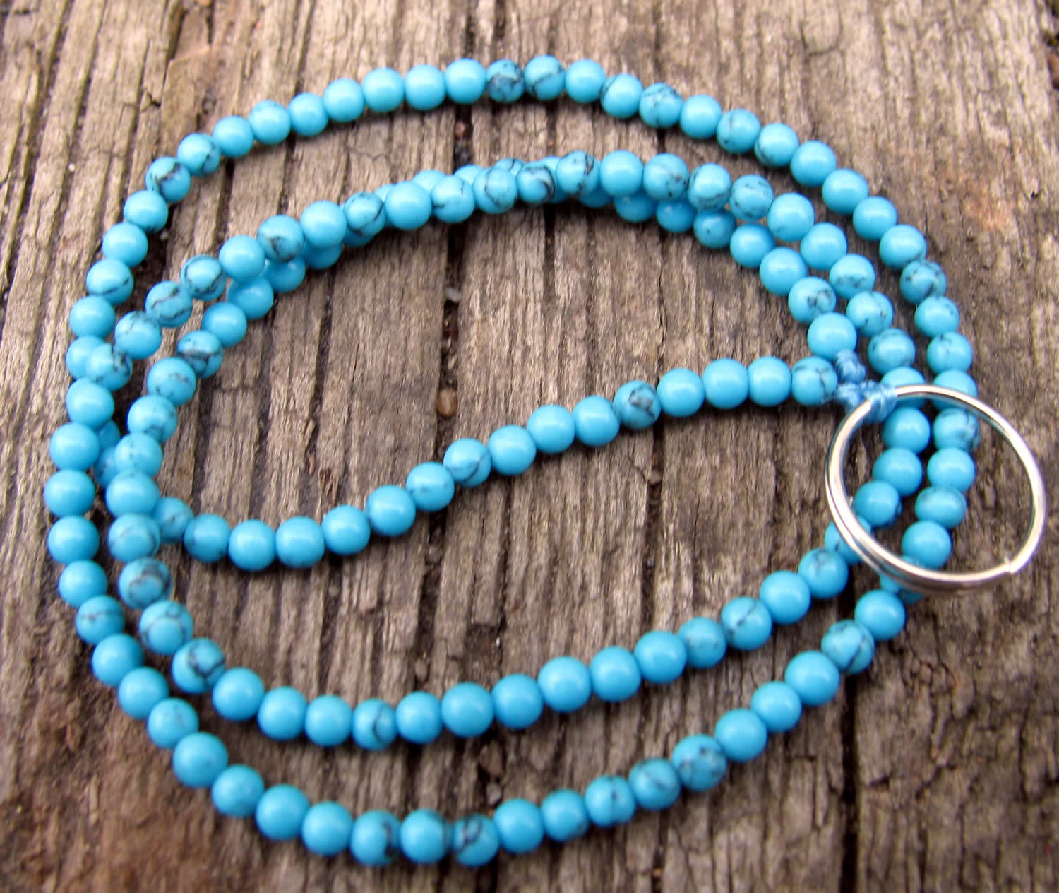 Imiterad Turkos - Rund Turkos, 2mm, 1 sträng Hilmas Pyssel