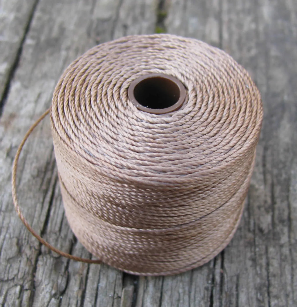 S-Lon Bead Cord - Medium Brown, 1 Rulle Hilmas Pyssel
