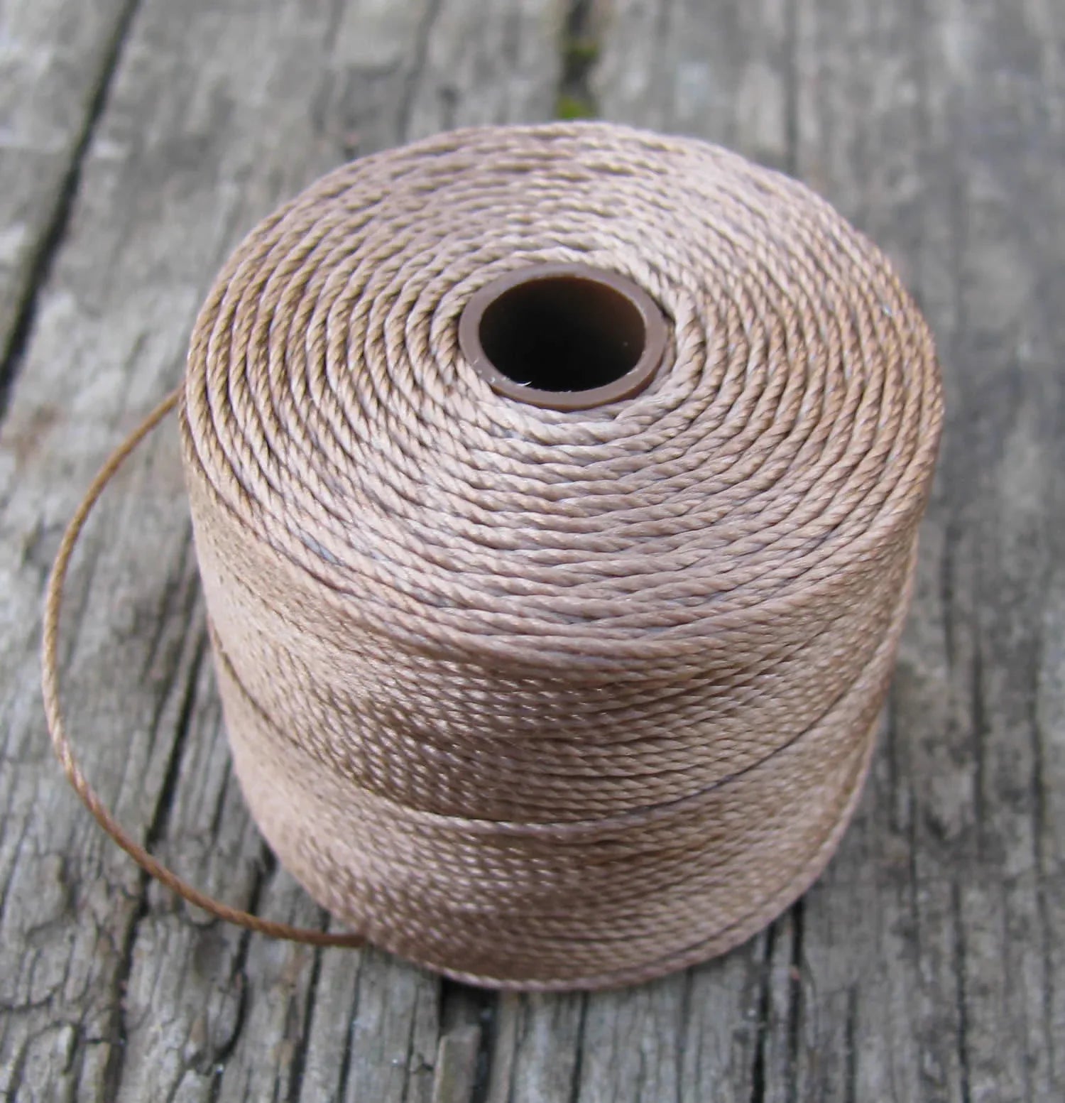 S-Lon Bead Cord - Medium Brown, 1 Rulle Hilmas Pyssel