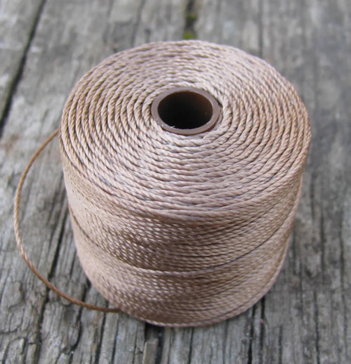 S-Lon Bead Cord - Medium Brown, 1 Rulle Hilmas Pyssel