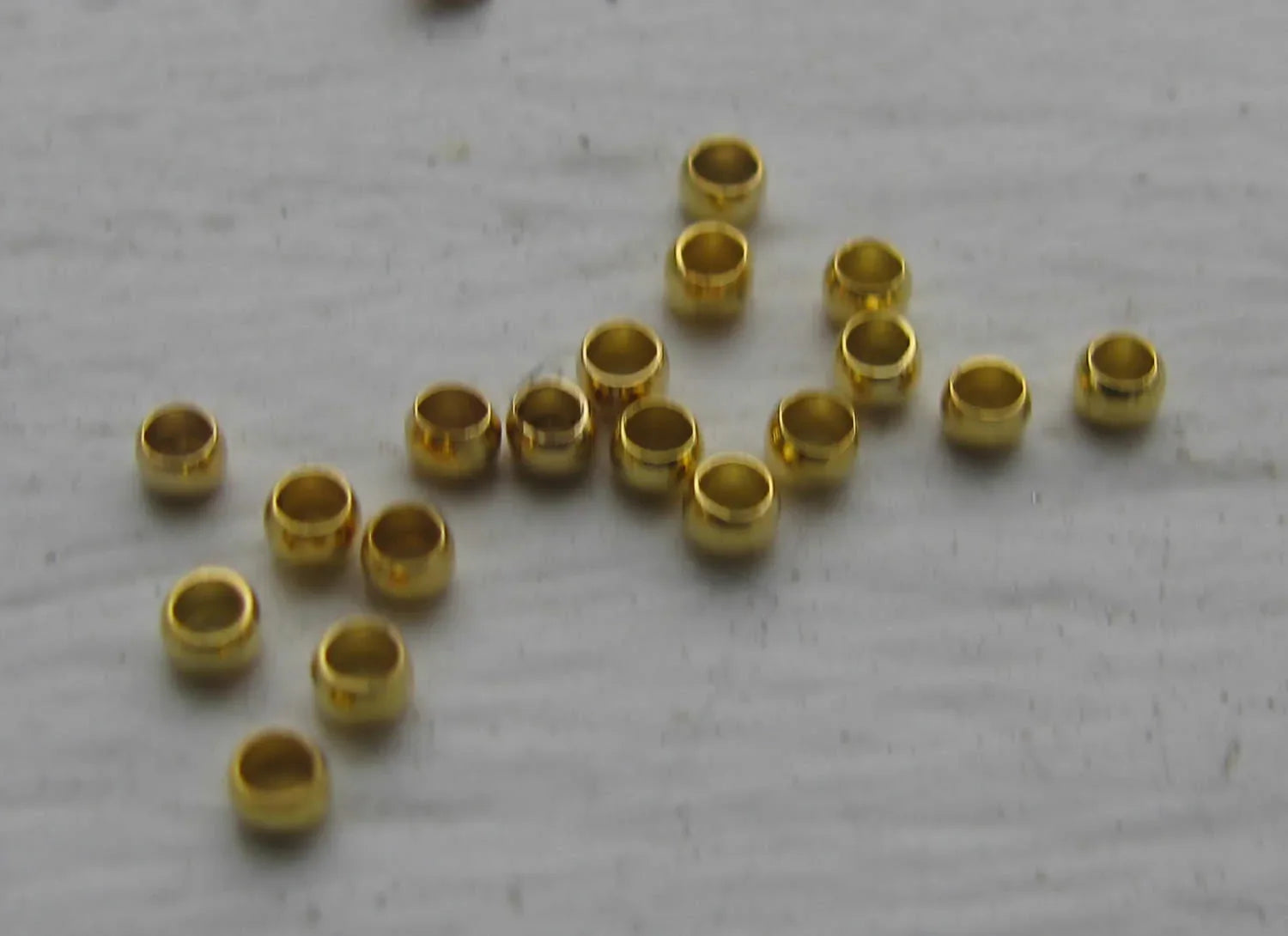 Klämpärlor - Guldfärgade 2mm, ca 50 stycken Grekisk Metall