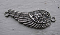 Connector silverfärgad - Vinge med strass 47x17mm 1 styck Grekisk Metall