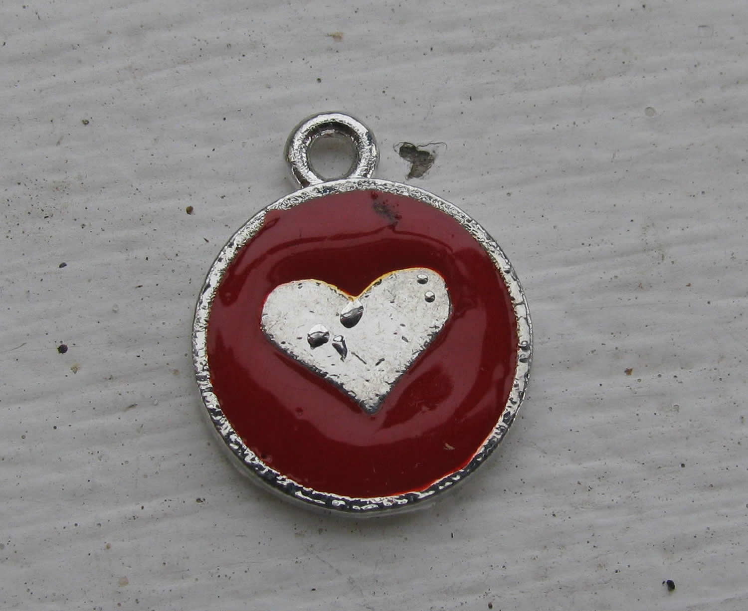 Berlock Emalj - Rund med Rött Hjärta, 1 Styck Grekisk Metall