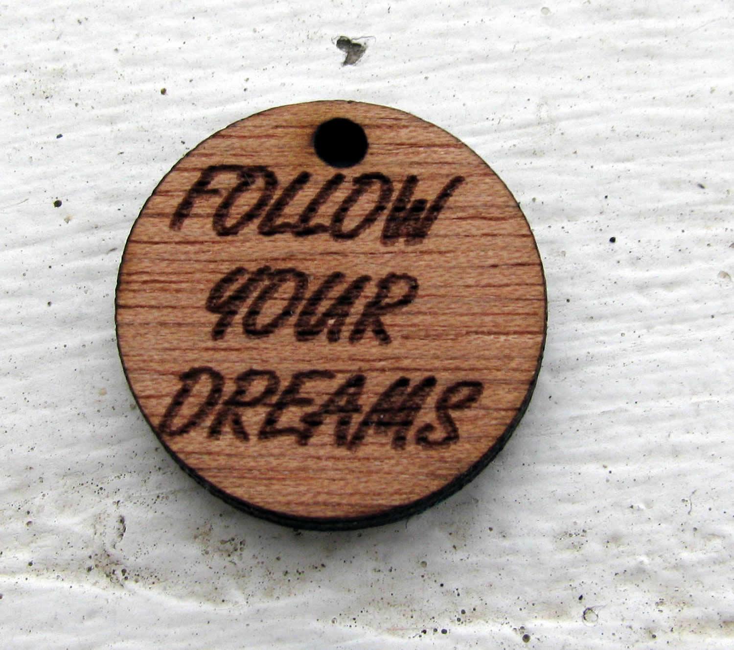 Hänge Trä - Follow your dreams 20mm 1 styck Hilmas Pyssel