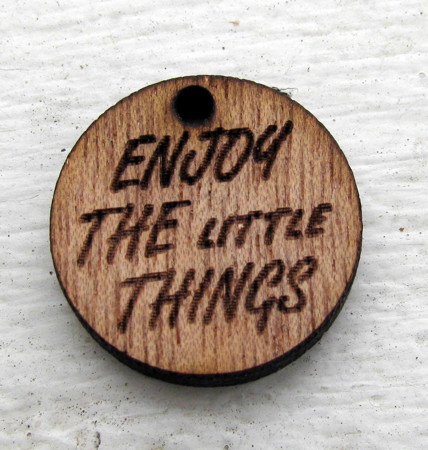Hänge Trä - Enjoy the little things 20mm 1 styck Hilmas Pyssel