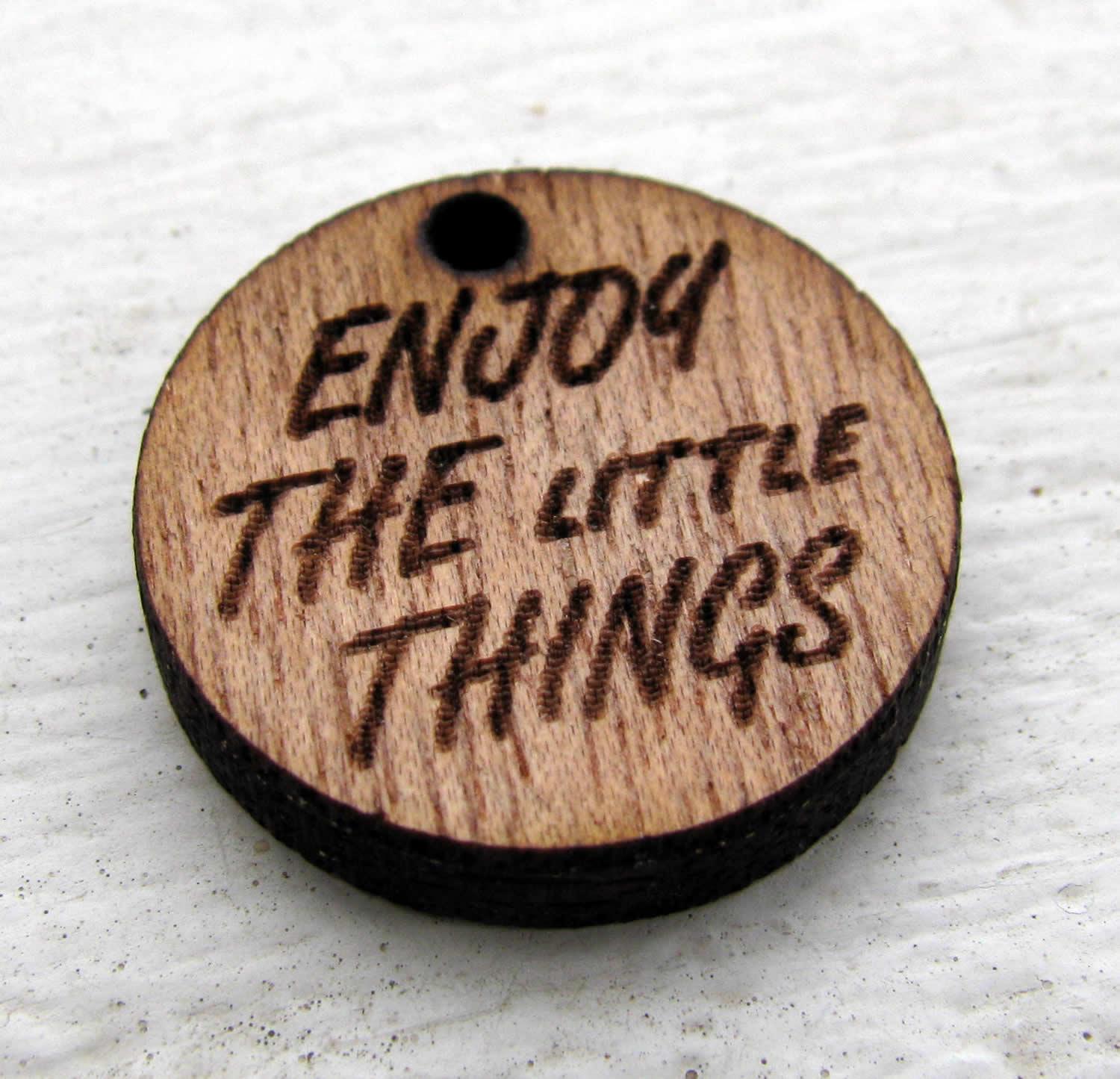 Hänge Trä - Enjoy the little things 20mm 1 styck Hilmas Pyssel
