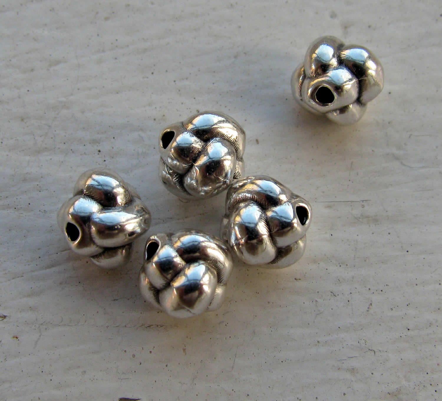 Mellandel silverfärgad - Randig knut 7mm 5-pack Grekisk Metall