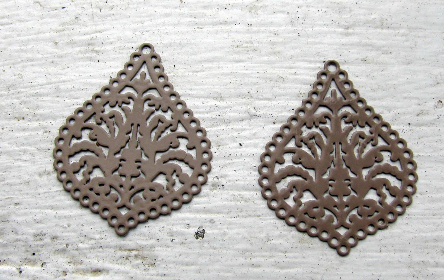 Berlock Beige - Spetsig droppe 25x21mm, 2 pack Grekisk Metall