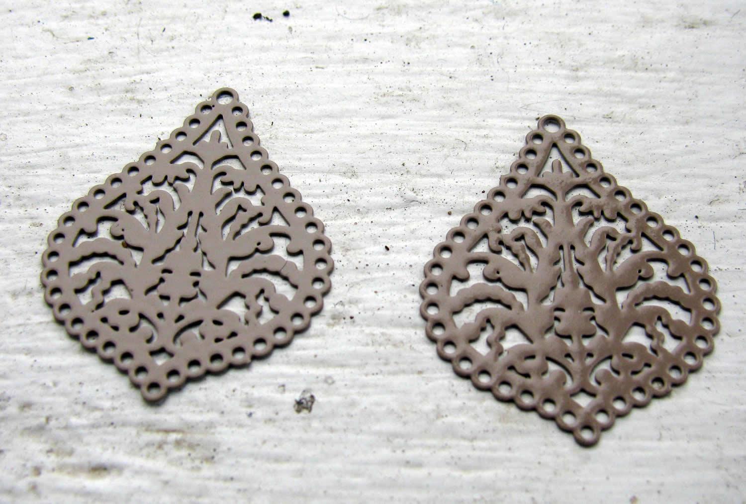 Berlock Beige - Spetsig droppe 25x21mm, 2 pack Grekisk Metall