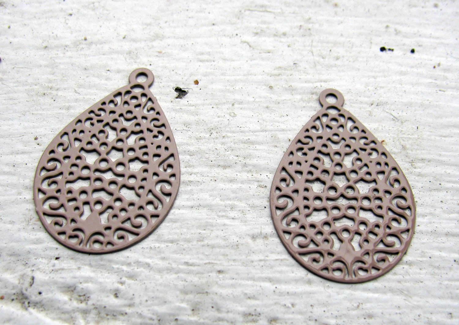 Berlock Beige - Droppe 24x16mm, 2 pack Grekisk Metall