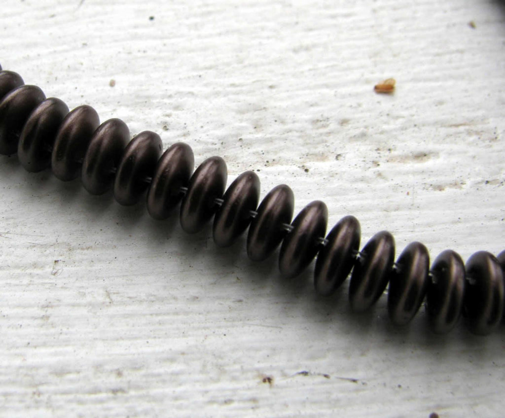 CzechMates Two Hole Lentils - Dark Brown 6mm, 1 sträng CzechMates