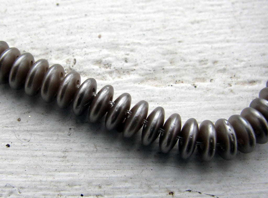 CzechMates Two Hole Lentils - Grey Brown 6mm, 1 sträng CzechMates