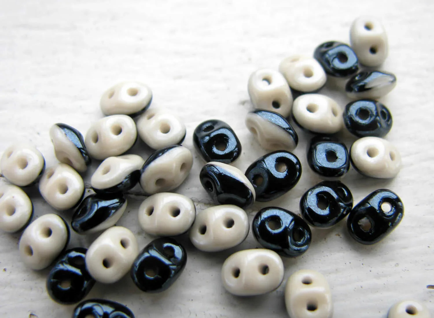 SuperDuo Duets - Black/ White Beige Lyster 10 gram Matubo