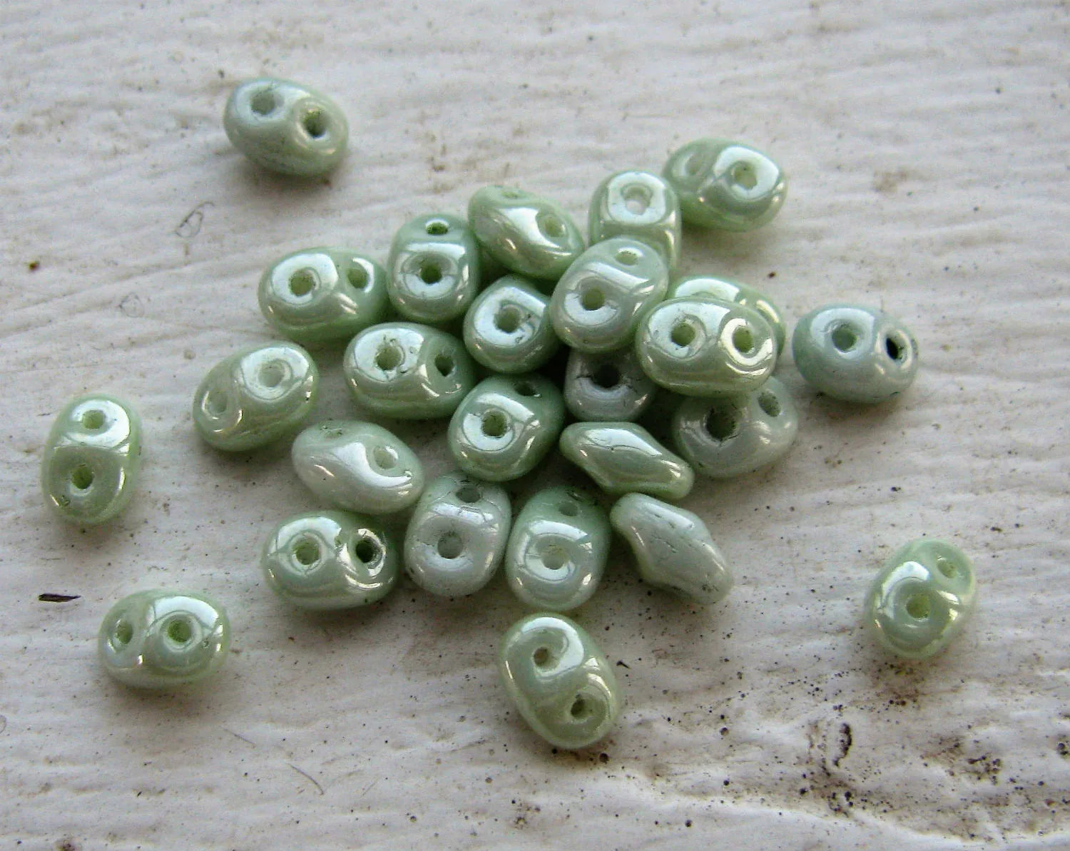 SuperDuo - Opaque Light Green Ceramic Look, 10 gram Matubo