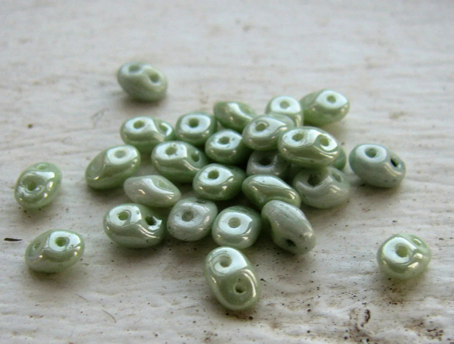 SuperDuo - Opaque Light Green Ceramic Look, 10 gram Matubo