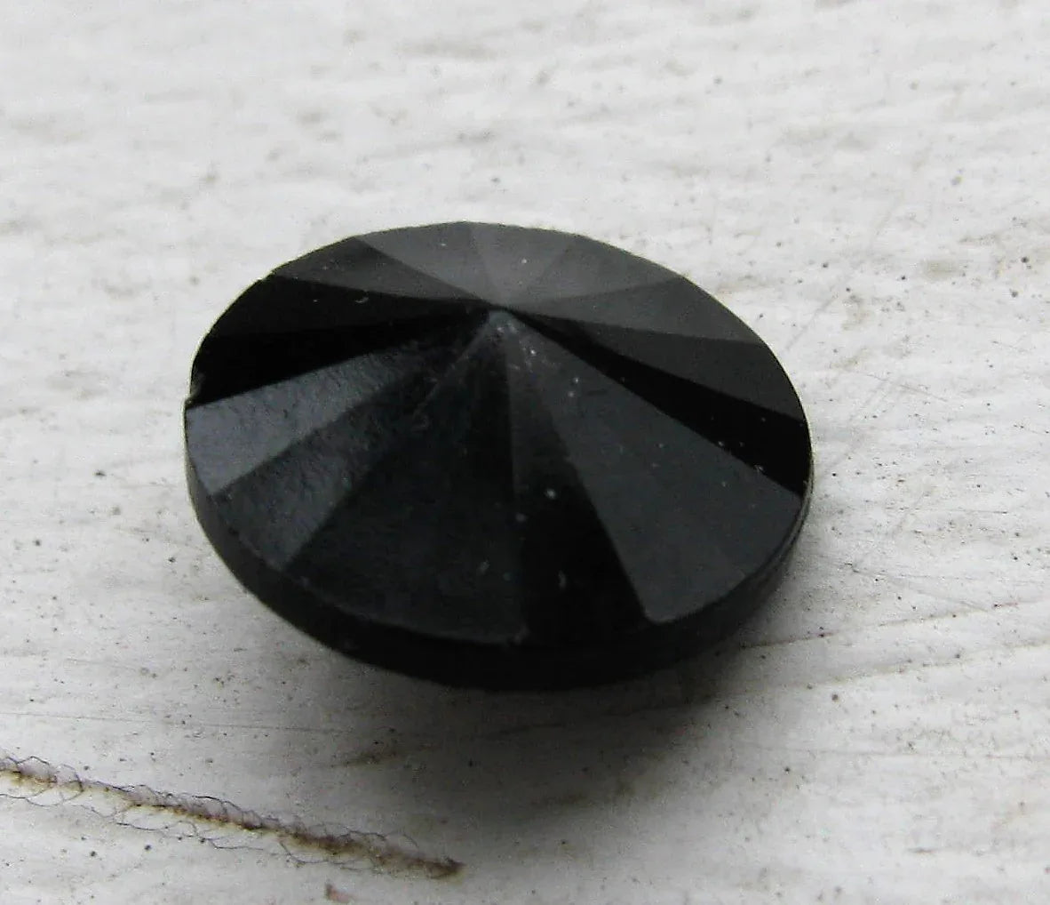 Matubo Rivoli - Jet 12mm, 1 styck Matubo